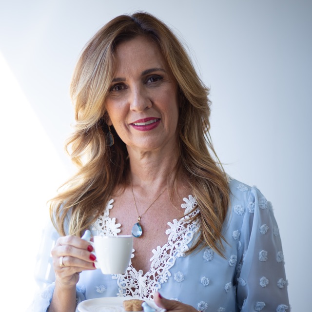 Dra. Lucianna Brasil, psicóloga, segurando uma xícara de café